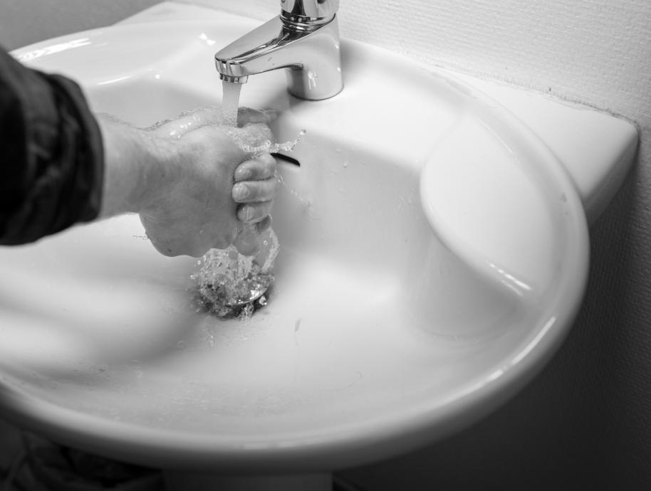 Person vasker hender. 