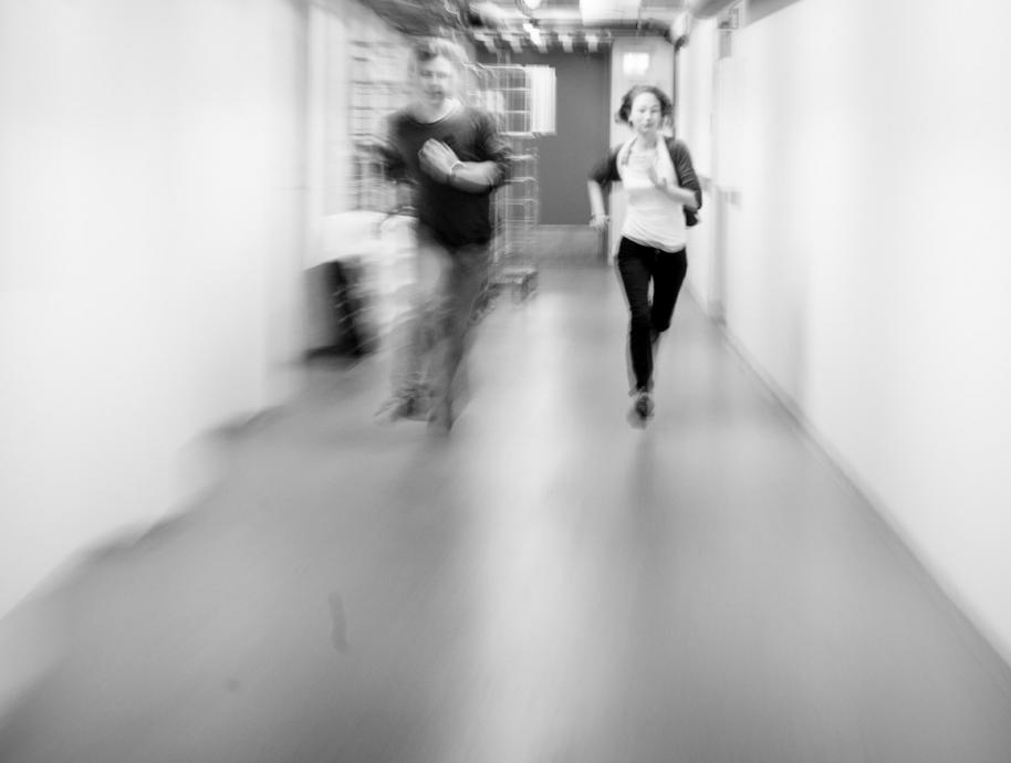 People running away from something. Foto: Skjalg Bøhmer Vold/sikresiden